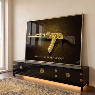 Quadro Decorativo AK-47 Dourado: Luxo e Poder em ambiente decorado - quadros decorativos para sala