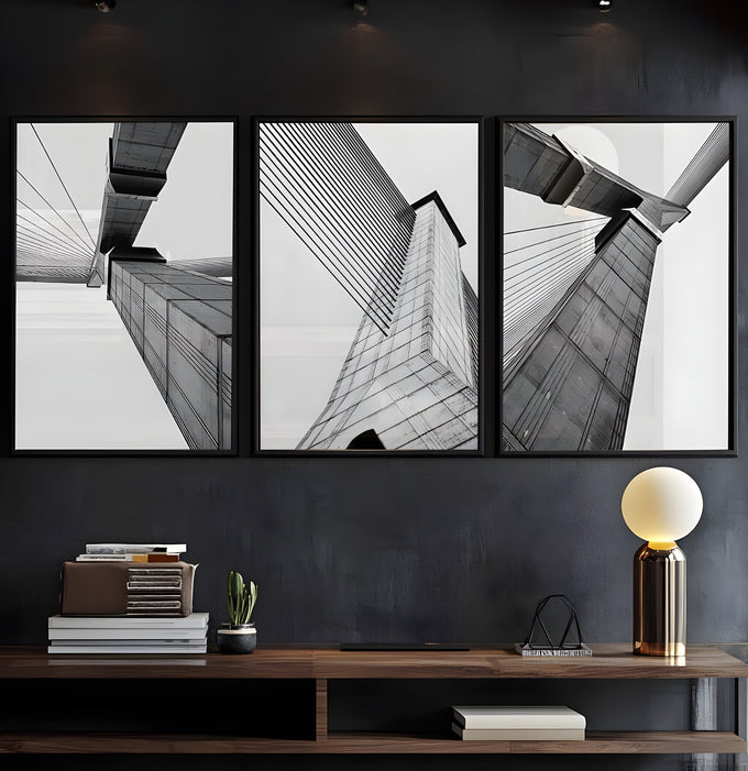Pilares de ponte estaiada vistos de baixo com cabos em preto e branco em três telas, quadro decorativo
