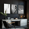 Quadro Decorativo: Elegância Moderna em Preto e Branco - quadros decorativos para sala 1 Tela Vertical, 3 Telas - em ambiente decorado
