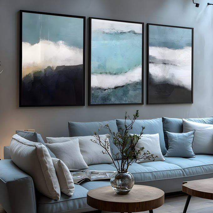 Tríptico abstrato em azul turquesa, branco e marinho com pinceladas de névoa e mar, quadro decorativo
