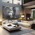 Duas leoas encostando os rostos com carinho, olhos fechados, fotografia em preto e branco, quadro decorativo