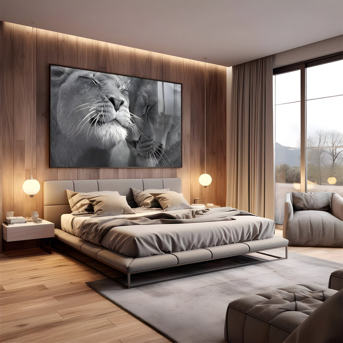 Duas leoas encostando os rostos com carinho, olhos fechados, fotografia em preto e branco, quadro decorativo
