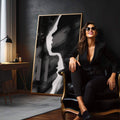 Quadro Decorativo Beijo Eterno: Emoção em Preto e Branco - quadros decorativos para sala 1 Tela Vertical, 3 Telas - em quarto contemporaneo