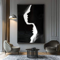 Quadro Decorativo Beijo Eterno: Emoção em Preto e Branco - quadros decorativos para sala 1 Tela Vertical, 3 Telas - em ambiente decorado