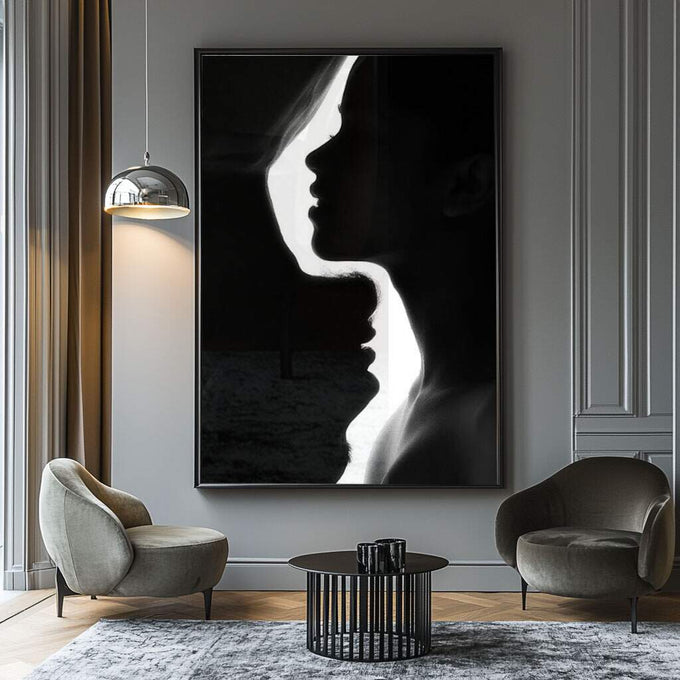 Quadro Decorativo Beijo Eterno: Emoção em Preto e Branco - quadros decorativos para sala 1 Tela Vertical, 3 Telas - em ambiente decorado