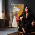Mulher cubista estilo Picasso em laranja, vermelho, cinza e branco com rosto triangular, quadro decorativo
