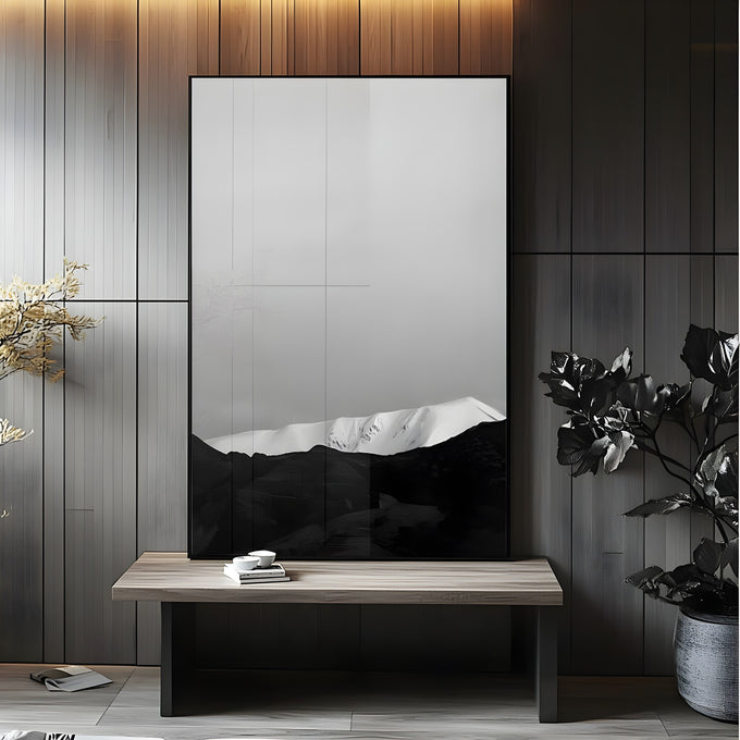 Cordilheira nevada sob céu cinza amplo em fotografia preto e branco minimalista, quadro decorativo