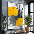 Pinceladas grossas amarelas sobre fundo abstrato cinza, preto e branco em canvas vertical, quadro decorativo