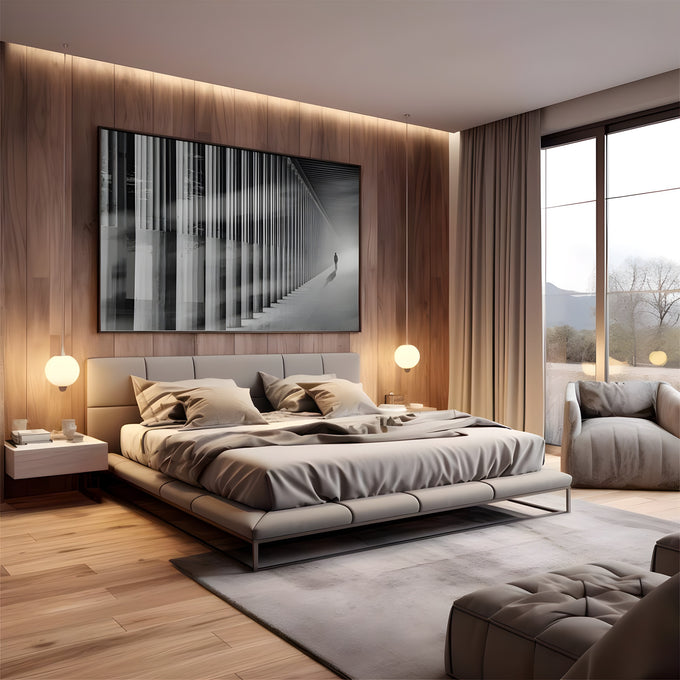 Colunata de mármore em perspectiva com figura solitária rumo à luz em preto e branco, quadro decorativo