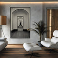 Fotografia de arcos brancos enfileirados em perspectiva com piso de madeira cinza, quadro decorativo