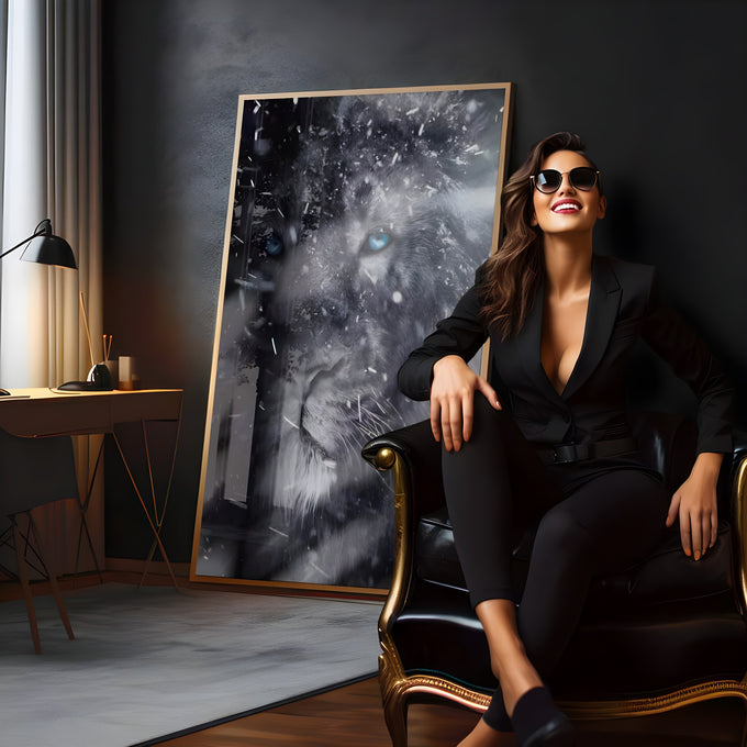 Rosto de leão em preto e branco com olhos azuis intensos sob neve e partículas brilhantes, quadro decorativo