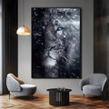 Rosto de leão em preto e branco com olhos azuis intensos sob neve e partículas brilhantes, quadro decorativo