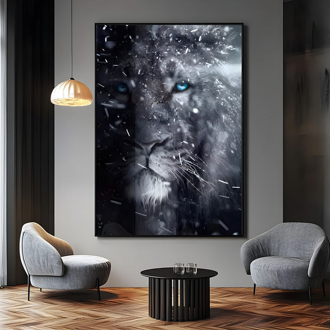 Rosto de leão em preto e branco com olhos azuis intensos sob neve e partículas brilhantes, quadro decorativo