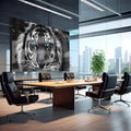 Rosto de tigre em close preto e branco com olhos azuis marcantes e bigodes brancos, quadro decorativo