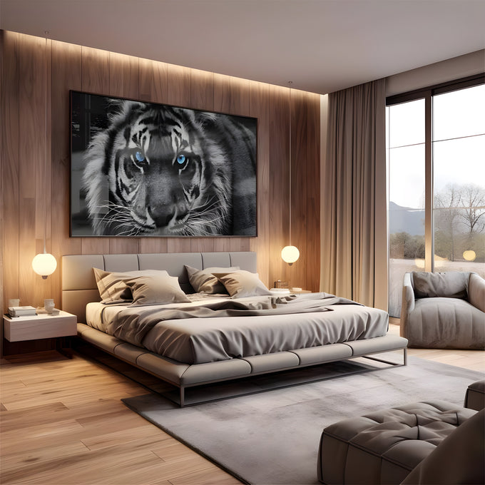 Rosto de tigre em close preto e branco com olhos azuis marcantes e bigodes brancos, quadro decorativo