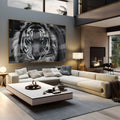 Rosto de tigre em close preto e branco com olhos azuis marcantes e bigodes brancos, quadro decorativo