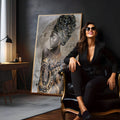 Mulher negra com turbante estampado, colar e brincos dourados sobre fundo prateado, quadro decorativo