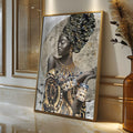 Mulher negra com turbante estampado, colar e brincos dourados sobre fundo prateado, quadro decorativo