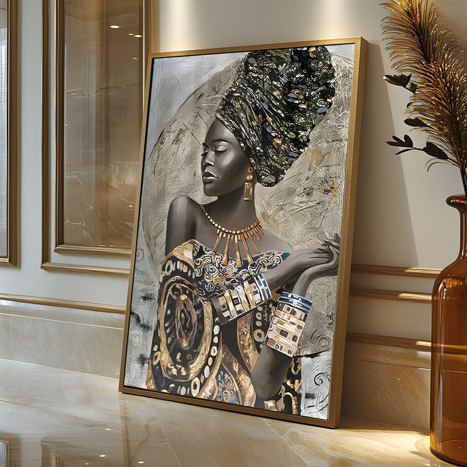 Mulher negra com turbante estampado, colar e brincos dourados sobre fundo prateado, quadro decorativo