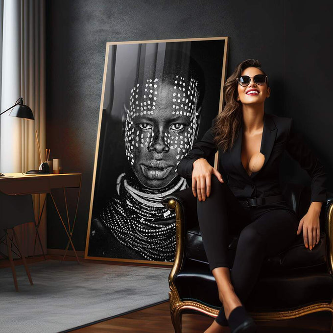 Quadro Decorativo Beleza Étnica: Cultura Etíope em Preto e Branco - quadros decorativos 1 Tela Vertical, 3 Telas - em sala moderna
