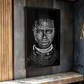 Quadro Decorativo Beleza Étnica: Cultura Etíope em Preto e Branco - quadros decorativos para sala 1 Tela Vertical, 3 Telas - em ambiente decorado