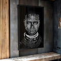 Retrato de jovem africano com pintura facial de pontos brancos e colares em preto e branco, quadro decorativo