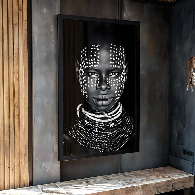 Retrato de jovem africano com pintura facial de pontos brancos e colares em preto e branco, quadro decorativo