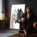 Cavalo branco e cavalo preto encostando os focinhos sobre fundo branco, quadro decorativo
