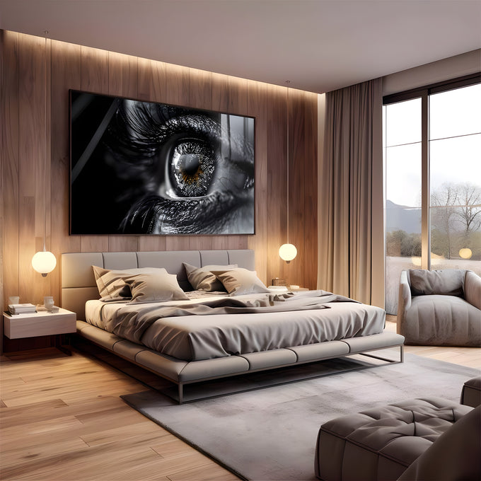 Close macro de olho feminino em preto e branco com íris âmbar e cílios longos, quadro decorativo