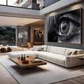 Close macro de olho feminino em preto e branco com íris âmbar e cílios longos, quadro decorativo