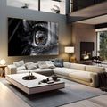 Close macro de olho feminino em preto e branco com íris âmbar e cílios longos, quadro decorativo