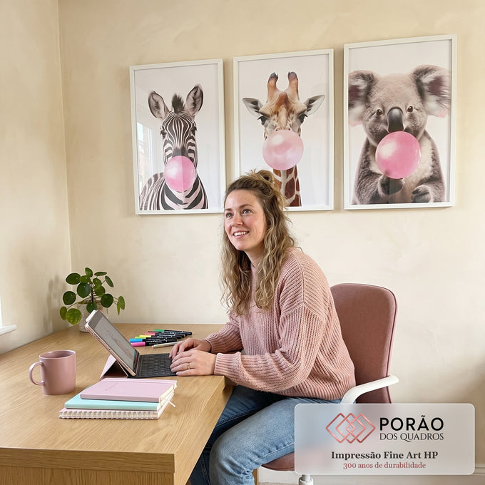 Quadro Decorativo: Alegria na Savana com Chiclete Rosa em escritorio moderno - quadros decorativos para sala