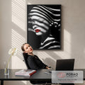 Quadro Decorativo Minimalista Mulher em Preto e Branco em escritorio moderno - quadros decorativos para sala