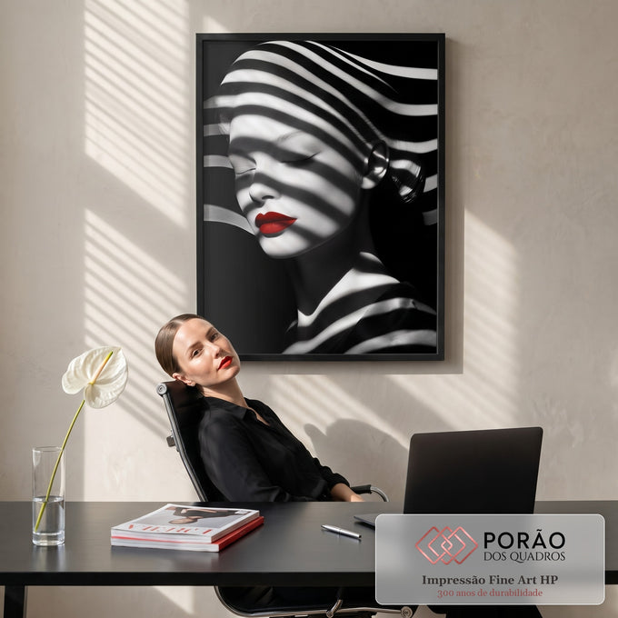 Quadro Decorativo Minimalista Mulher em Preto e Branco em escritorio moderno - quadros decorativos para sala
