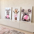 Quadro Decorativo: Alegria na Savana com Chiclete Rosa em ambiente decorado - quadros decorativos para sala