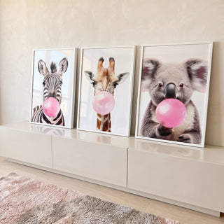 Quadro Decorativo: Alegria na Savana com Chiclete Rosa em ambiente decorado - quadros decorativos para sala