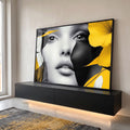 Quadro Decorativo Mulher sobre tons Amarelados em ambiente decorado - quadros decorativos para sala