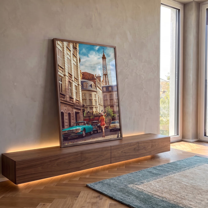 Quadro Decorativo Girl on the Street com Torre Eiffel - Arte Minimalista para Seu Ambiente em ambiente decorado - quadros decorativos para sala
