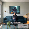Quadro Decorativo Cinemático: Motocicleta Clássica Sob a Chuva em Estrada em sala de estar moderna - quadros decorativos para sala