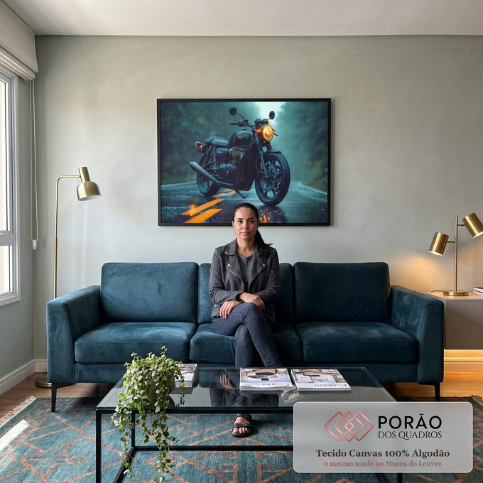 Quadro Decorativo Cinemático: Motocicleta Clássica Sob a Chuva em Estrada em sala de estar moderna - quadros decorativos para sala