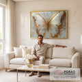 Quadro Decorativo Borboletas Douradas Elegância e Natureza em sala de estar moderna - quadros decorativos para sala