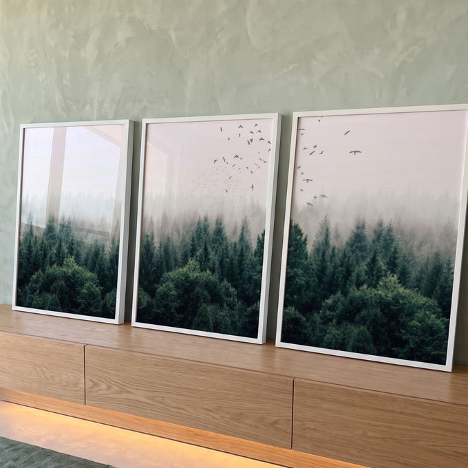 Floresta de pinheiros verdes na névoa com bando de pássaros no céu claro em 3 telas, quadro decorativo