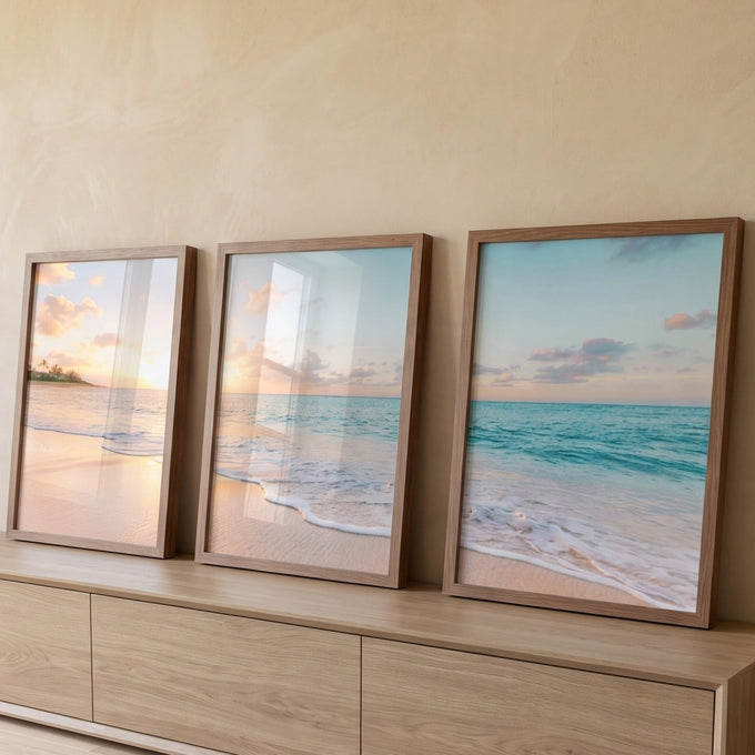Praia em três telas com mar turquesa, ondas na areia e céu pastel ao entardecer, quadro decorativo