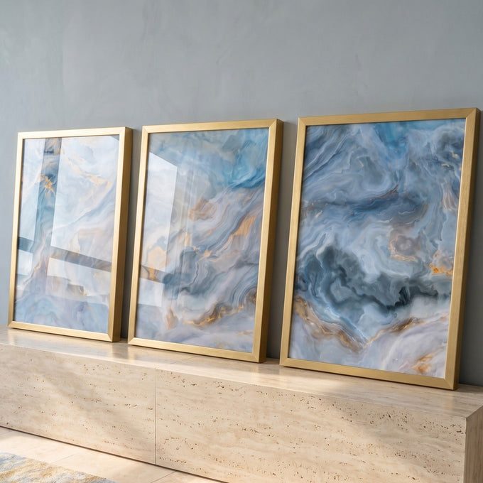 Três telas com textura de mármore azul e cinza com veios dourados em estilo abstrato, quadro decorativo