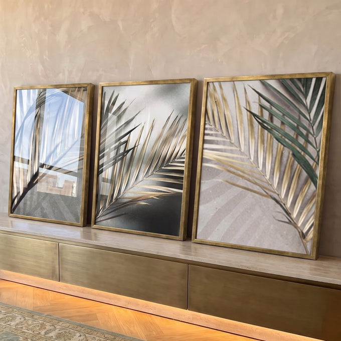 Folhas de palmeira douradas e verdes sobre fundo cinza em três telas, quadro decorativo
