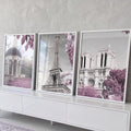 Três telas de Paris com Torre Eiffel, Notre-Dame e coreto em cinza com flores rosa, quadro decorativo
