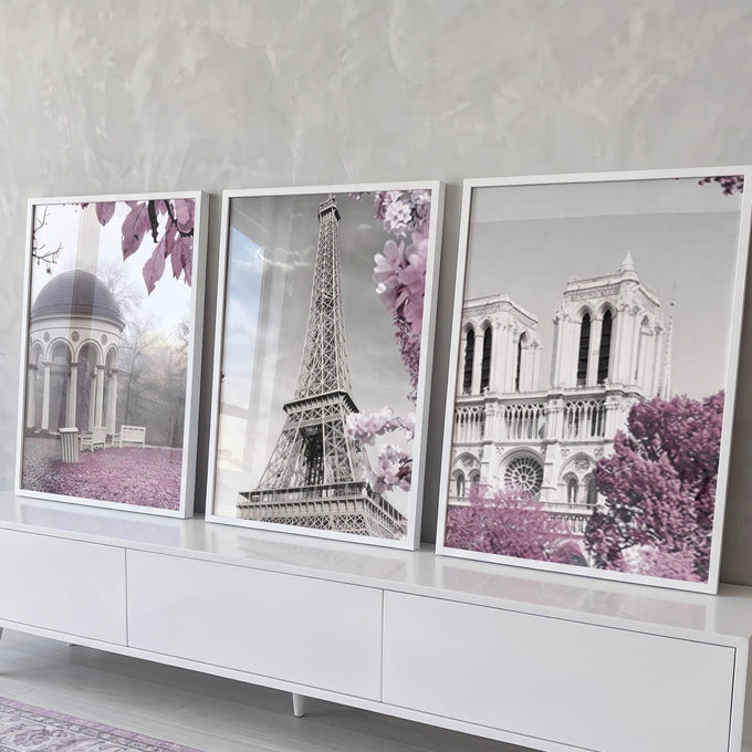Três telas de Paris com Torre Eiffel, Notre-Dame e coreto em cinza com flores rosa, quadro decorativo