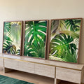 Tríptico com folhas de monstera e palmeiras tropicais em tons de verde vibrante, quadro decorativo