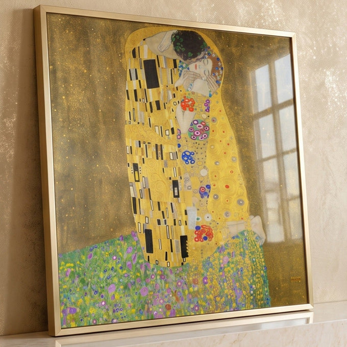 Casal abraçado em manto dourado sobre campo de flores, O Beijo de Klimt, quadro decorativo
