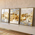 Tríptico abstrato com blocos de folha dourada sobre fundo cinza e branco texturizado, quadro decorativo